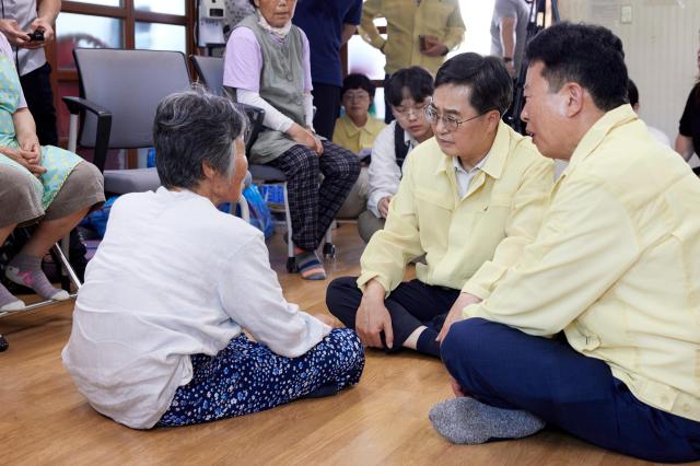 22일 오후 가평군 조종면 신상리에 김동연 경기도지사가 집중호우로 인한 이재민 대피소 방문해 이재민 위로를 하고 있다 사진경기도