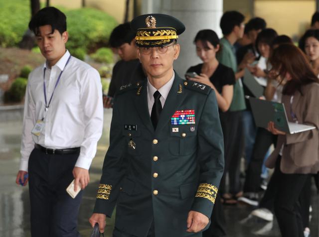 김용대 드론작전사령관이 17일 내란특검 사무실이 마련된 서울 서초구 서울고검에 조사를 받기 위해 출석하고 있다 사진연합뉴스