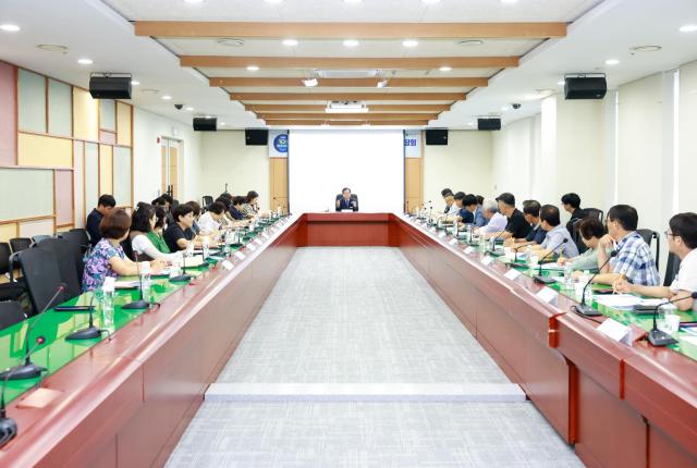 유희태 완주군수가운데가 이장연합회와 완주군 새마을부녀연합회를 초청해 ‘완주-전주 통합 찬·반 바로 알리기’ 간담회를 개최하고 있다사진완주군