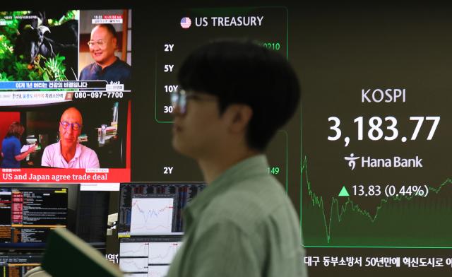23일 오후 서울 중구 하나은행 본점 딜링룸 모습 사진연합뉴스