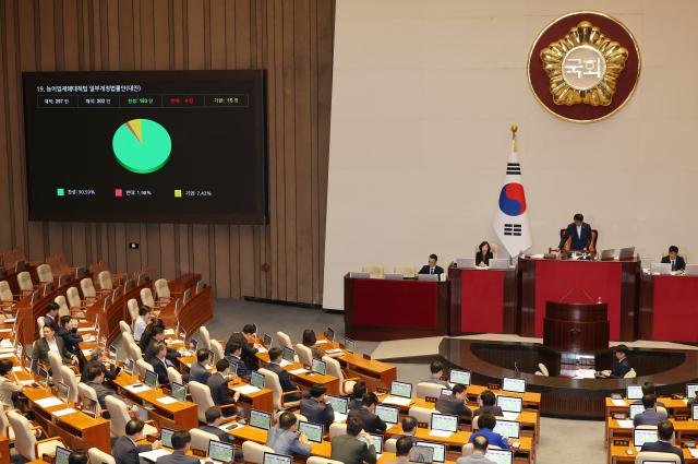 농어업재해대책법 일부개정법률안이 23일 국회 본회의에서 통과되고 있다 사진연합뉴스