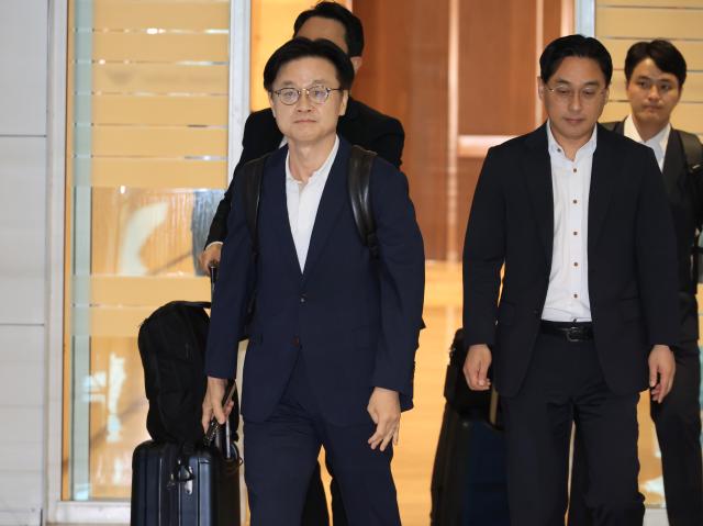 김정관 산업통상자원부 장관이 대미 통상 협상과 관련 23일 인천국제공항을 통해 미국 워싱턴으로 출국하고 있다 연합뉴스