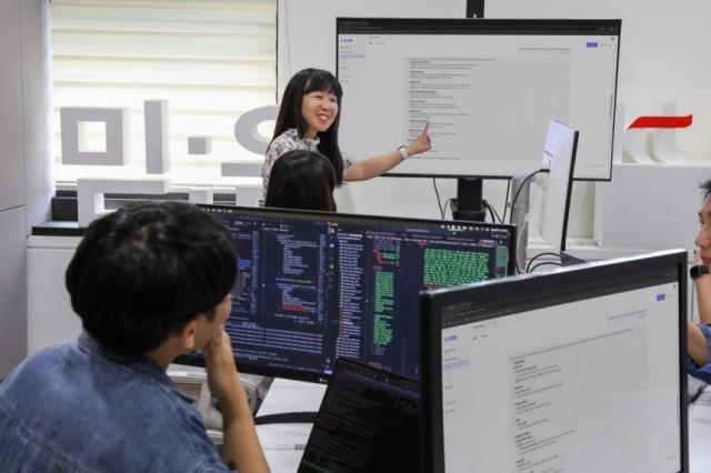 KT가 전 국민의 인공지능AI 접근성을 높이고 공공 분야 AI 전환을 선도하기 위해 정부의 독자적인 AI 파운데이션 모델 개발 프로젝트에 공식 참여를 선언했다사진은 KT 기술혁신부문 연구원들이 서울 서초구 소재 KT우면연구센터에서 믿음 20을 테스트하고 있는 모습 사진KT
