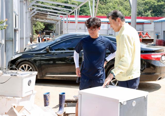 박주선 기보 전무이사오른쪽가 23일 코트란 대표로부터 피해상황을 설명듣고 있다 사진기보
