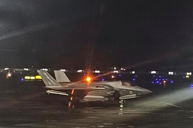 영국의 F-35B가 지난 6월 26일현지시간 인도 남부 케랄라주의 티루바난타푸람 공항에 착륙해 있다 이 전투기는 같은 달 14일 인도양에서 임무 비행을 하던 중 악천후로 티루바난타푸람 공항에 비상착륙했다 사진AP·연합뉴스