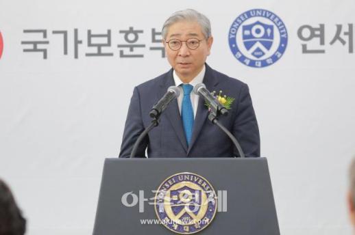 [포토] 인사말 하는 윤동섭 연세대학교 총장