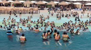 韩国民众夏日戏水纳凉