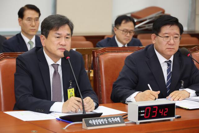 질의 듣는 최현석 서울경찰청장 직무대행
최현석 서울경찰청장 직무대행이 지난 1월 20일 오후 서울 여의도 국회에서 서부지법 폭력 난동 관련 현안질의 등을 위해 열린 행정안전위원회 전체회의에서 의원질의를 듣고 있다 사진연합뉴스