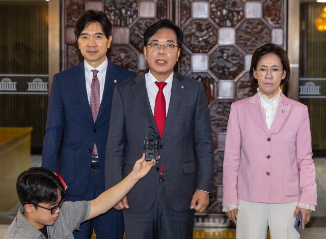 송언석 국민의힘 비상대책위원장 겸 원내대표가 23일 국회에서 강선우 여성가족부 장관 후보자 사퇴 소식이 알려진 뒤 취재진과 관련 인터뷰를 하고 있다 사진연합뉴스