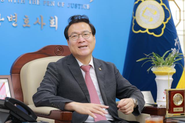 조순열 서울지방변호사회장은 지난 22일 아주경제와 인터뷰를 갖고 최근 서초동엔 사물함을 임대해 개업하는 사물함 변호사가 늘 정도라며 수급 문제의 심각성을 얘기했다 사진유대길 기자