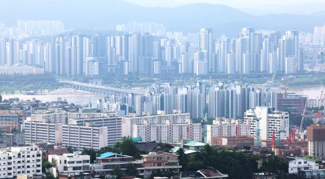 서울 남산 전망대에서 바라본 서울시내 한 아파트 밀집 지역 전경사진연합뉴스