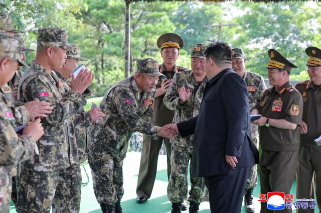 김정은 북한 국무위원장이 지난 23일 인민군 대연합부대 포병구분대들의 포사격훈련경기를 참관했다고 조선중앙통신이 24일 보도했다 사진연합뉴스