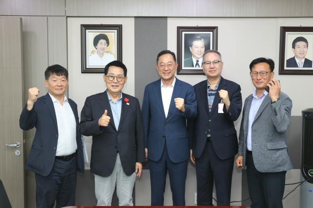 명현관 해남군수가운데가 박지원 국회의원 해남 출신 임기근 기획재정부 2차관 이관후 입법조사처장을 잇따라 면담하고 기후위기 대응 등 국정 과제와 지역 주요사업에 대한 정부 차원의 지원을 요청했다사진해남군