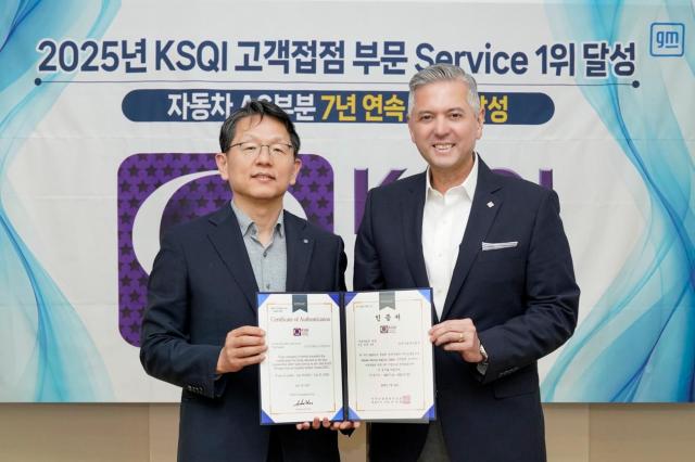 2025 KSQI 고객접점 조사 자동차 AS 부문 7년 연속 1위 달성 기념 행사에서 사진을 촬영하고 있는 헥터 비자레알 GM 한국사업장 사장오른쪽과 한상록 한국능률협회컨설팅 CQO 사진GM
