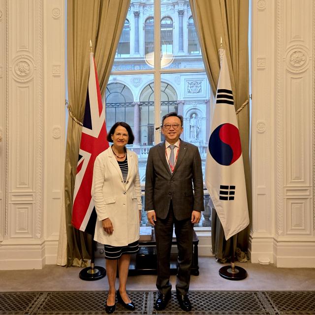 지난 22일현지시간 영국 런던 소재 영국 외무·영연방개발부 본청에서 정상혁 신한은행장오른쪽과 캐서린 엘리자베스 웨스트 영국 외무·영연방개발부 아태지역 담당 차관왼쪽이 민간 금융기관 투자 협력을 위한 면담 후 기념 촬영하는 모습 사진신한은행
