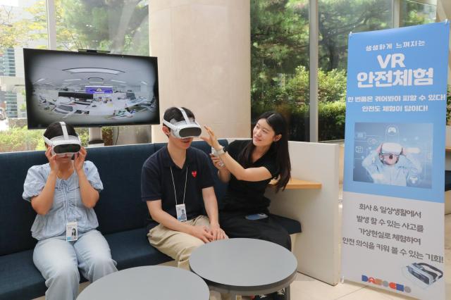 동아쏘시오그룹 임직원이 중대재해 훈련 안전사고 VR 교육을 체험하고 있다사진동아쏘시오그룹