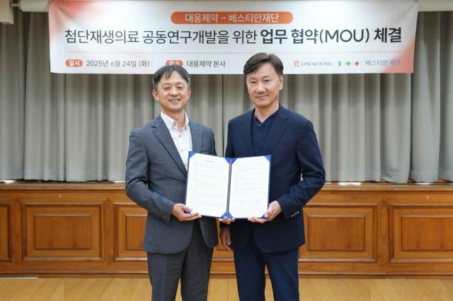 왼쪽부터박성수 대웅제약 대표와 김경식 베스티안재단 이사장이 업무협약 체결 후 기념 촬영을 하고 있다사진대웅제약