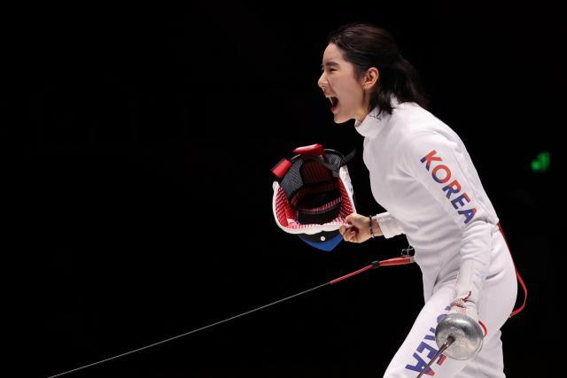24일 여자 에페 개인전 세계랭킹 1위 송세라는 조지아 트빌리시에서 열린 2025 세계선수권대회 여자 에페 개인전에서 울라다 하르코바우크라이나 카트리나 레히스에스토니아에 이어 3위에 올랐다 사진연합뉴스·로이터