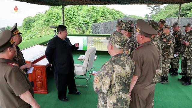 조선중앙통신은 24일 김정은 북한 국무위원장이 전날 인민군 대연합부대 포병구분대들의 사격훈련경기를 참관했다고 보도했다 사진연합뉴스