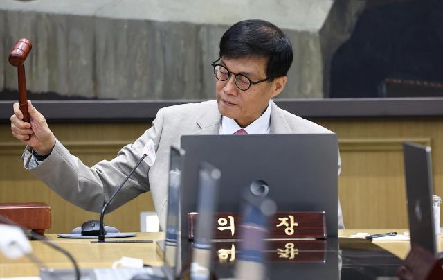 이창용 한국은행 총재가 10일 오전 서울 중구 한국은행에서 열린 금융통화위원회 본회의에서 의사봉을 두드리고 있다 사진사진공동취재단