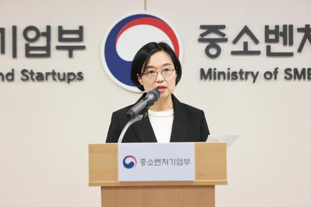 한성숙 중소벤처기업부 장관이 24일 세종 중소벤처기업부 청사에서 열린 취임식에서 취임사를 하고 있다 사진중소벤처기업부
