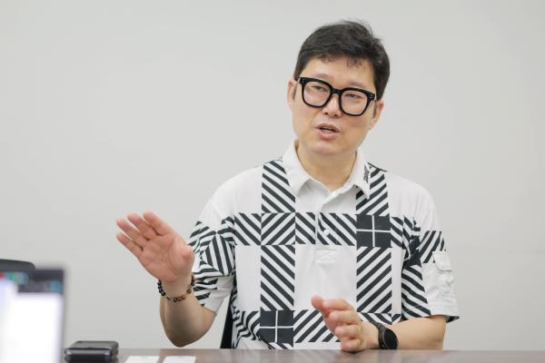 김학렬 스마트튜브 부동산조사연구소장이 아주경제와 인터뷰를 하고 있다 사진유대길 기자