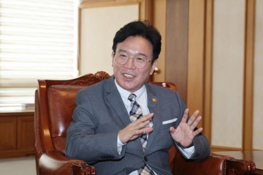 일자리센터 찾은 고용장관 첨단분야 훈련 기회 확대…일자리 하한선 높일 것