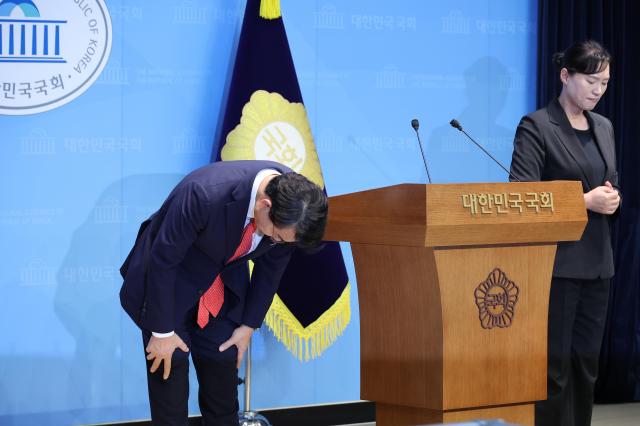 [포토] 고개숙여 사과하는 윤상현 의원