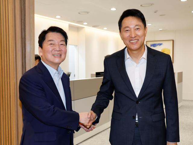 국민의힘 당권 주자인 안철수 의원이 24일 오세훈 서울시장과 오찬 회동을 위해 서울시청을 방문해 오 시장과 인사하고 있다 사진연합뉴스