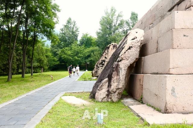 장군총의 호분석 옆으로 지나가는 관광객들 사람이 있으면 비로소 크기를 체감할 수 있다 AJP Han-gu