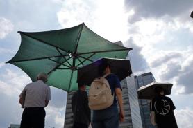 Heat wave warning issued again in Seoul as unbearable heat persists