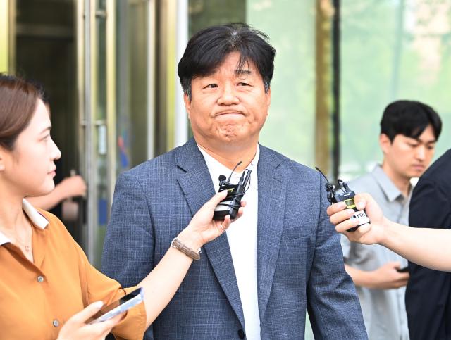 딸 명의 편법대출 및 재산축소·페이스북 허위사실 글 게시 등 혐의로 기소된 더불어민주당 양문석 의원이 24일 경기도 수원시 영통구 수원고등법원에서 열린 항소심 선고공판을 마치고 나오고 있다사진연합뉴스 공동취재
