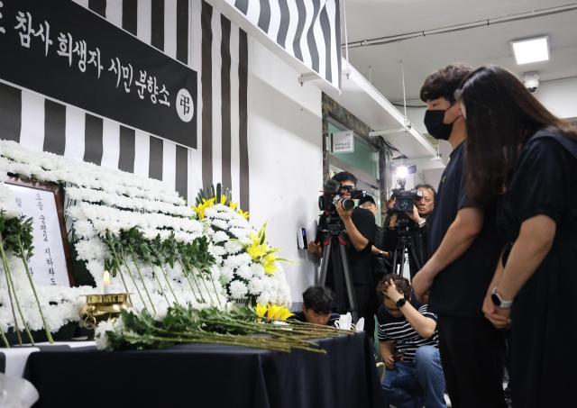 최은경 오송참사유가족협의회 공동대표가 지난 15일 오후 오송 지하차도 참사 2주기 추모제가 열린 충북도청 앞에서 헌화하고 있다 사진연합뉴스