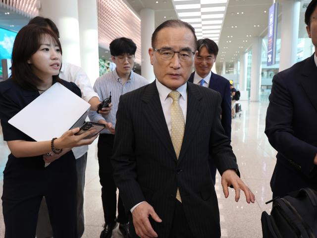 통상·안보 현안을 논의하기 위해 미국을 방문했던 위성락 국가안보실장이 9일 인천국제공항 제2터미널을 통해 귀국하고 있다사진연합뉴스