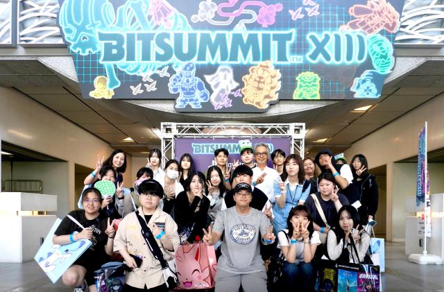 대구대 게임학과 ‘비트서밋 2025’ 참가자들이 단체 기념 촬영 하고 있다 사진대구대학교