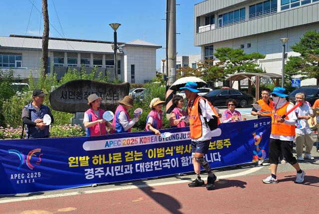 이범식 왼발박사가 경주시 서면행정복지센터 앞을 지나면서 주민들의 열띤 응원을 받고 있다 사진경주시