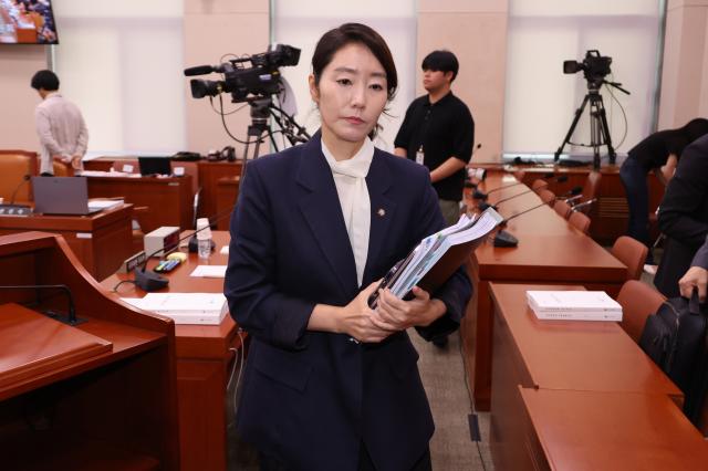강선우 여성가족부 장관 후보자가 지난 14일 국회 여성가족위원회에서 열린 인사청문회가 오전 질의를 마치고 정회되자 청문회장을 나가고 있다 사진연합뉴스
