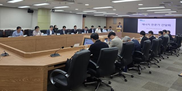 전라남도는 24일 도청에서 ‘기술 기반 에너지 정책 정립’을 주제로 전문가 간담회를 열고 있다사진전남도
