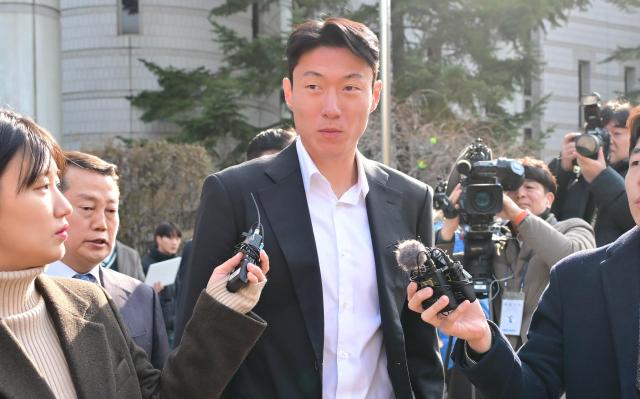 황의조 전 축구 국가대표가 14일 오후 서울 서초구 서울중앙지방법원에서 열린 성폭력범죄의처벌등에관한특례법위반카메라등이용촬영 선고를 마치고 나오고 있다 서울중앙지법은 이날 황의조에게 징역 1년에 집행유예 2년을 선고했다20250214사진유대길 기자 dbeorlf123ajunewscom