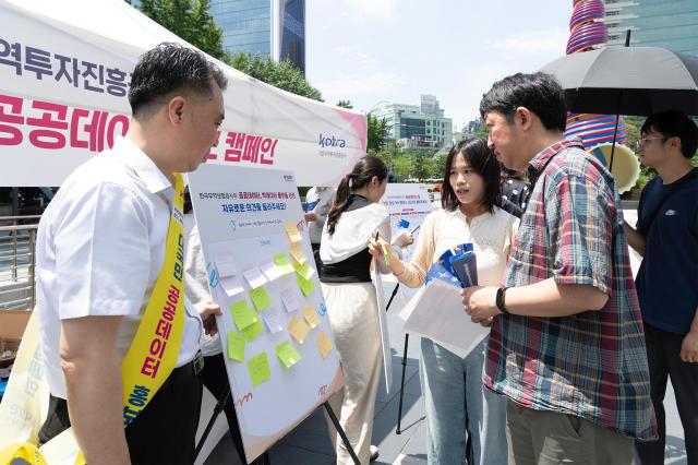 한국무역보험공사와 대한무역투자진흥공사가 청계광장에서 시민들을 대상으로 공공데이터 홍보 켐페인을 진행하고 있다 사진한국무역보험공사