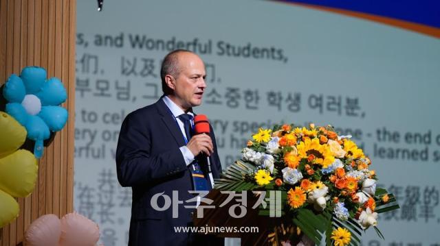 옌타이요화국제학교 워런척 교장의 초등학생 졸업식 스피치사진중국 옌타이요화국제학교