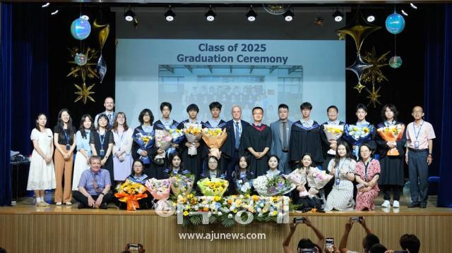 고3 학생들 졸업식에서 교사들과 함께사진중국 옌타이요화국제학교