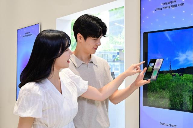 삼성스토어 홍대 갤럭시 스튜디오에서 ‘갤럭시 Z 폴드7의 대화면 디스플레이를 활용해 멀티태스킹을 경험하는 모습 사진삼성전자