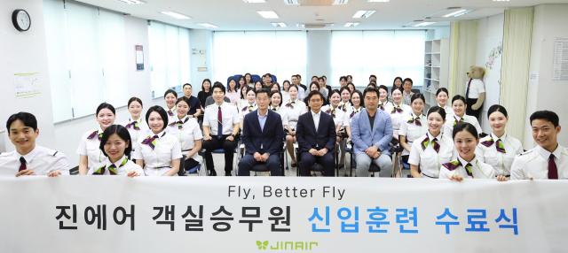 진에어의 2025년 상반기 신입 객실승무원들이 신입 훈련 과정 수료식에서 기념 사진을 촬영하고 있다 사진진에어