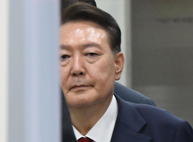 123 비상계엄 사태 관련 내란 혐의를 받는 윤석열 전 대통령이 지난 9일 서울 서초구 서울중앙지방법원에서 구속 전 피의자 심문영장실질심사을 마치고 법원을 나서고 있다 사진연합뉴스