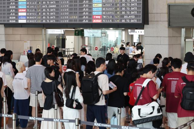 本格的な夏休みシーズン…賑わう金浦空港