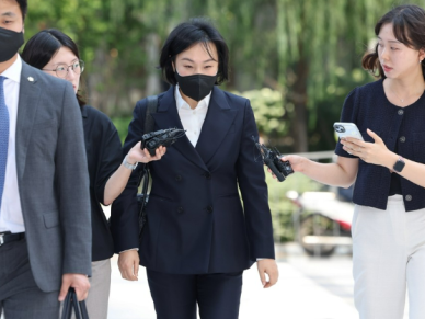 특검, 김건희 수행비서 前 행정관들 소환…샤넬백 추궁