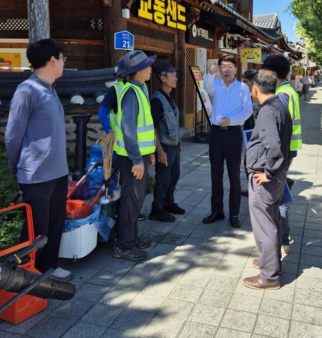 우범기 전주시장오른쪽 세 번째이 환경관리원들과 이야기를 나누고 있다사진전주시
