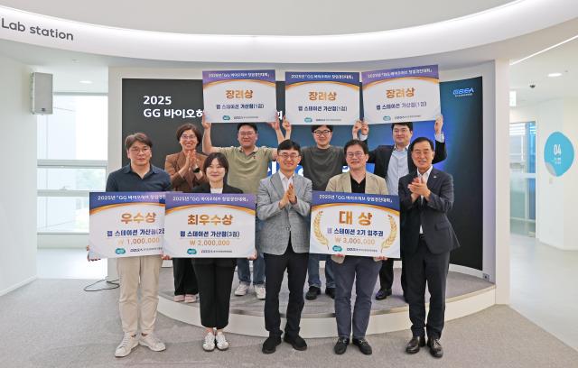 7월 23일 광교 바이오센터에서 ‘2025 GG 바이오허브 창업경진대회’ 시상식을 개최하고 김현곤 경과원장첫 번째줄 왼쪽 세 번째 이제영 경기도의회 미래과학협력위원회 위원장첫 번째줄 왼쪽에서 다섯 번째 김미숙 의원두 번째줄 첫 번째이 수상기업들과 기념촬영을 하고 있다 사진경과원