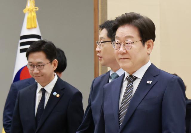 이재명 대통령이 23일 서울 용산 대통령실 청사에서 열린 신임 국무위원 및 지방시대위원장에게 임명장 및 위촉장 수여를 마친 뒤 환담장으로 향하고 있다사진연합뉴스